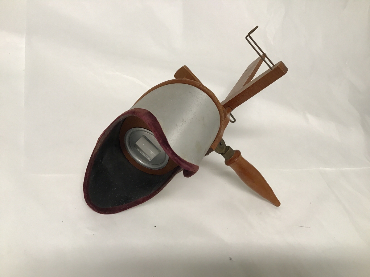 Apparat til stereofotografier. To linser , handtak og festeanordning for fotografier.
