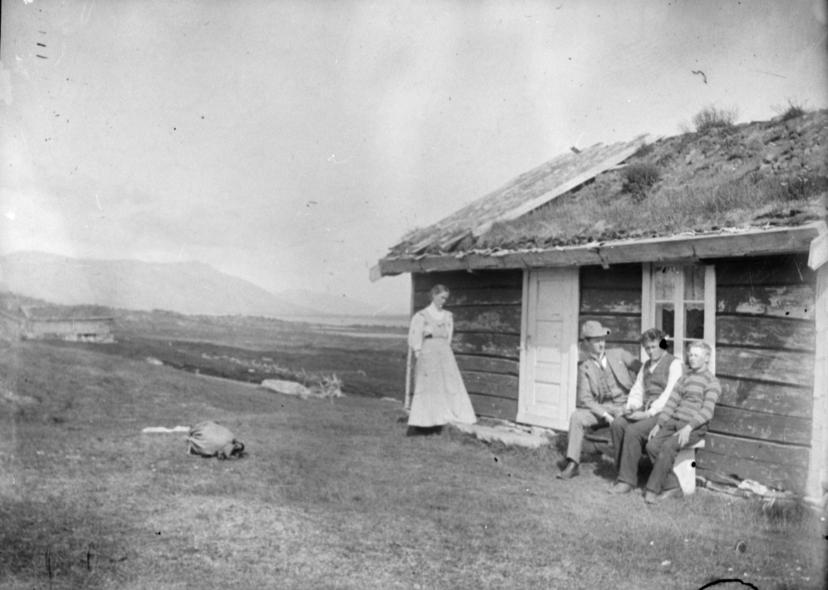 På Kvita seter, Dalsiden, Lesja. Utenfor setra står Marit Hole Hjertvik. De som sitter er Ingebrikt Hole, Jørgen Tøndevold og Andreas O. Hole