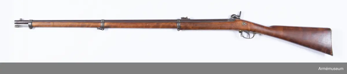Gevär m/1850, typ Wrede med slaglås.
Piplängd med patentsvansskruven: 980 mm. Antal räfflor: 6. Räffelstigning: 1 varv på 112,8 cm. Loppets rel. längd: 80 kal. Kulans diameter, över styrgördlarna: 12 mm. Kulans längd: 26,73 mm. Kulvikt: 23,1 g. Krutladdningens vikt: 6,375 g. Utgångshastighet: 1 620 fot =481 m/sek.
Pipan är brungjord och helt och hållet rund. Ett med tunn fot försett mässingskorn är fastlött på översidan av en stadig, fyrkantig järnklack, som sitter 2,3 cm bakom mynningen och som även tjänstgör som bajonettklack. Siktet är ett vinkelklaffesikte, som sitter 20,5 cm framför svansskruvssstjärtens bakände och som är placerat på en 43 mm lång, vid pipan fastlödd klack. Det har siktpunkter för avstånd mellan 600 cch 2 000 fot. En i siktfoten anbringad fjäder håller siktet stilla antingen den korta eller långa sikteklaffen är vänd uppåy. Pipan har gråhärdad, 3 mm långg patensvansskruv, som är försedd med stjärt. På pipans undersidan mitt på gränsen mellan pipa och svansskruv sitter en med utstående, cylindriskt huvud försedd stoppskruv. På patentsvansskruvens högra sida är den med eldskärm försedda snäckan fastlödd. I snäckan är knallhattstappen ioskruvad. På svansskruvsstjärten står numret 558. På pipans översida är inslaget stort H (Huskvarna Vapenfabrik) HG och TLlN, på undersida P, 2,2, PJF och 1862.
Låset har platt, i jämnhöd med stockens yta nedfällt bleck samt är framåtvänt och ett kedjelås, dvs. änden på slagfjäderns långa nedre arm är med en kedjelänk försenad med ett från nötens framdel utgående ursprång. Slagfjädern fasthålles ej av någon skruv, utan dess korta arm har en cylindrikt tapp, som sitter i ett hål på låsblecket och stöder dessutom mot en särskild, från det sistnämda utgående klack. Hanen är kraftig och kullig. Tumgreppet är rakt och uppttll på framsidan krusat. Nedtill i slagarmen finns en 7 mm djup, framtill med genom  bred sotinga försedd urtagning, vars botten är slagytan. På låsbleckets utsida står stort  H, 1862 och 558, på insidan IL. Låset har ej hakspänn, vilket ersättes av det låga halvspännet. Låset fasthålles av två skruvar, av vilket dock blott den bakre går genom stockrn och inskruvas i en cylindrisk förstärkning  på låsblecket ovanför nöten. Den främre är en träskruv, vilken är insatt vid låsutskärningens främre ände. Denna skruv har ej skåra, utan i stället har huvrdet ett par vylondeiaka hål, i vilka ett passande instrument insattes då man ville taga ut skruven. Detta är dock i vanliga fall ej nödvändigt. När man tager bort låset skruvar man ut den bakre låsskruven. Låsbleckets framände har en halvcirkelformig urtagning, som bakifrån inskjutes under den främre låsskruvens i låsutskärningen fristående huvud.
Stocken är av björk och brunbetsad. Framstocken har en avsats för vart och ett av de tre banden. På stockens högra sida bakom sidblecket står numret 558, årtalet 1862 samt ett par otydliga bokstäver. Laddstocksfjädern är anbringad i piprännans botten och fasthålles av ett stift. Den går genom en urtagning ned i laddstocksrännan.
Bakplåten, avtryckareblecket, sidblecket och varbygeln är av mässing, banden av gråhärdat järn. Bakplåten fasthålles av två skruvar och har en mycket kort, framtill avrundad spets, som går in över kolvryggen. Sidblecket är cirkelrunt med en diam. av 18 mm samt är försett med en kort, bakåtriktad, flik. Det är nedfält i jämhöjd med stockens yta. Varbygelns rätt korta bakre arm fasthålles av en träskruv, den främre av den nedifrån isatta korsskruven. Alla banden är jämnbreda och svagt kulliga. Tre ändar är på undersidan nedåtvikta och förenas genom en skruv, som nitad i änden för att den ej skall kunna vridas ur bandet. Bandfjädrar finns ej, utan i stället kan varje band dragas åt mer eller mindre hårt genom bandskruven.