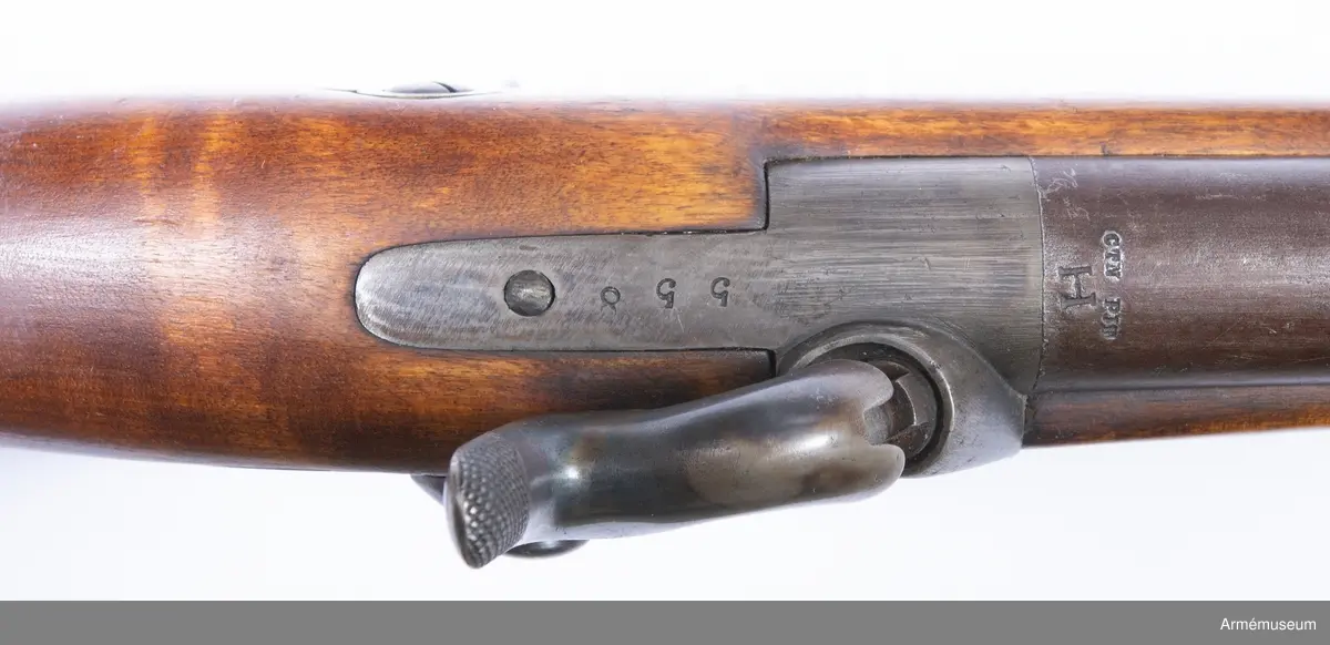 Gevär m/1850, typ Wrede med slaglås.
Piplängd med patentsvansskruven: 980 mm. Antal räfflor: 6. Räffelstigning: 1 varv på 112,8 cm. Loppets rel. längd: 80 kal. Kulans diameter, över styrgördlarna: 12 mm. Kulans längd: 26,73 mm. Kulvikt: 23,1 g. Krutladdningens vikt: 6,375 g. Utgångshastighet: 1 620 fot =481 m/sek.
Pipan är brungjord och helt och hållet rund. Ett med tunn fot försett mässingskorn är fastlött på översidan av en stadig, fyrkantig järnklack, som sitter 2,3 cm bakom mynningen och som även tjänstgör som bajonettklack. Siktet är ett vinkelklaffesikte, som sitter 20,5 cm framför svansskruvssstjärtens bakände och som är placerat på en 43 mm lång, vid pipan fastlödd klack. Det har siktpunkter för avstånd mellan 600 cch 2 000 fot. En i siktfoten anbringad fjäder håller siktet stilla antingen den korta eller långa sikteklaffen är vänd uppåy. Pipan har gråhärdad, 3 mm långg patensvansskruv, som är försedd med stjärt. På pipans undersidan mitt på gränsen mellan pipa och svansskruv sitter en med utstående, cylindriskt huvud försedd stoppskruv. På patentsvansskruvens högra sida är den med eldskärm försedda snäckan fastlödd. I snäckan är knallhattstappen ioskruvad. På svansskruvsstjärten står numret 558. På pipans översida är inslaget stort H (Huskvarna Vapenfabrik) HG och TLlN, på undersida P, 2,2, PJF och 1862.
Låset har platt, i jämnhöd med stockens yta nedfällt bleck samt är framåtvänt och ett kedjelås, dvs. änden på slagfjäderns långa nedre arm är med en kedjelänk försenad med ett från nötens framdel utgående ursprång. Slagfjädern fasthålles ej av någon skruv, utan dess korta arm har en cylindrikt tapp, som sitter i ett hål på låsblecket och stöder dessutom mot en särskild, från det sistnämda utgående klack. Hanen är kraftig och kullig. Tumgreppet är rakt och uppttll på framsidan krusat. Nedtill i slagarmen finns en 7 mm djup, framtill med genom  bred sotinga försedd urtagning, vars botten är slagytan. På låsbleckets utsida står stort  H, 1862 och 558, på insidan IL. Låset har ej hakspänn, vilket ersättes av det låga halvspännet. Låset fasthålles av två skruvar, av vilket dock blott den bakre går genom stockrn och inskruvas i en cylindrisk förstärkning  på låsblecket ovanför nöten. Den främre är en träskruv, vilken är insatt vid låsutskärningens främre ände. Denna skruv har ej skåra, utan i stället har huvrdet ett par vylondeiaka hål, i vilka ett passande instrument insattes då man ville taga ut skruven. Detta är dock i vanliga fall ej nödvändigt. När man tager bort låset skruvar man ut den bakre låsskruven. Låsbleckets framände har en halvcirkelformig urtagning, som bakifrån inskjutes under den främre låsskruvens i låsutskärningen fristående huvud.
Stocken är av björk och brunbetsad. Framstocken har en avsats för vart och ett av de tre banden. På stockens högra sida bakom sidblecket står numret 558, årtalet 1862 samt ett par otydliga bokstäver. Laddstocksfjädern är anbringad i piprännans botten och fasthålles av ett stift. Den går genom en urtagning ned i laddstocksrännan.
Bakplåten, avtryckareblecket, sidblecket och varbygeln är av mässing, banden av gråhärdat järn. Bakplåten fasthålles av två skruvar och har en mycket kort, framtill avrundad spets, som går in över kolvryggen. Sidblecket är cirkelrunt med en diam. av 18 mm samt är försett med en kort, bakåtriktad, flik. Det är nedfält i jämhöjd med stockens yta. Varbygelns rätt korta bakre arm fasthålles av en träskruv, den främre av den nedifrån isatta korsskruven. Alla banden är jämnbreda och svagt kulliga. Tre ändar är på undersidan nedåtvikta och förenas genom en skruv, som nitad i änden för att den ej skall kunna vridas ur bandet. Bandfjädrar finns ej, utan i stället kan varje band dragas åt mer eller mindre hårt genom bandskruven.