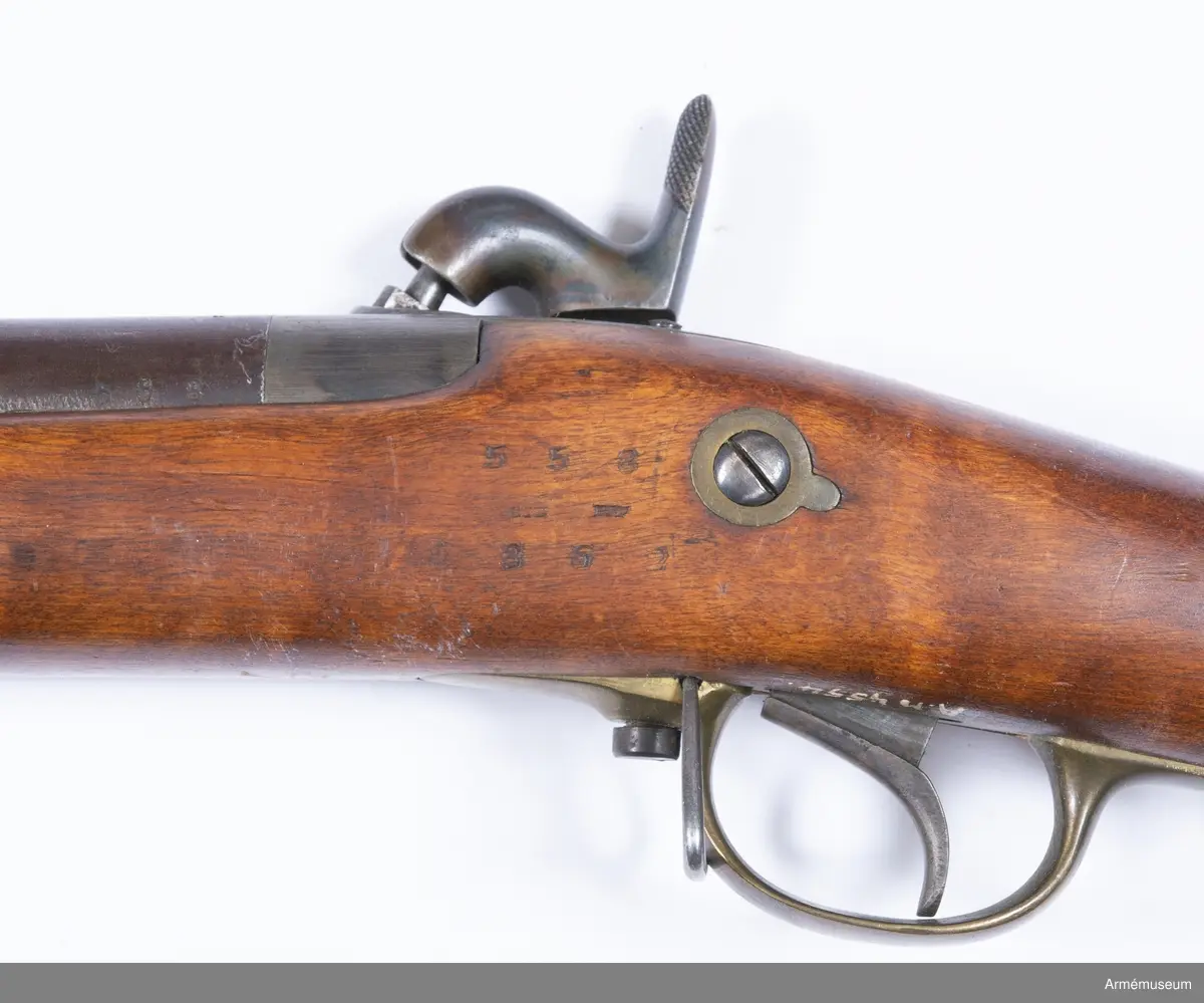 Gevär m/1850, typ Wrede med slaglås.
Piplängd med patentsvansskruven: 980 mm. Antal räfflor: 6. Räffelstigning: 1 varv på 112,8 cm. Loppets rel. längd: 80 kal. Kulans diameter, över styrgördlarna: 12 mm. Kulans längd: 26,73 mm. Kulvikt: 23,1 g. Krutladdningens vikt: 6,375 g. Utgångshastighet: 1 620 fot =481 m/sek.
Pipan är brungjord och helt och hållet rund. Ett med tunn fot försett mässingskorn är fastlött på översidan av en stadig, fyrkantig järnklack, som sitter 2,3 cm bakom mynningen och som även tjänstgör som bajonettklack. Siktet är ett vinkelklaffesikte, som sitter 20,5 cm framför svansskruvssstjärtens bakände och som är placerat på en 43 mm lång, vid pipan fastlödd klack. Det har siktpunkter för avstånd mellan 600 cch 2 000 fot. En i siktfoten anbringad fjäder håller siktet stilla antingen den korta eller långa sikteklaffen är vänd uppåy. Pipan har gråhärdad, 3 mm långg patensvansskruv, som är försedd med stjärt. På pipans undersidan mitt på gränsen mellan pipa och svansskruv sitter en med utstående, cylindriskt huvud försedd stoppskruv. På patentsvansskruvens högra sida är den med eldskärm försedda snäckan fastlödd. I snäckan är knallhattstappen ioskruvad. På svansskruvsstjärten står numret 558. På pipans översida är inslaget stort H (Huskvarna Vapenfabrik) HG och TLlN, på undersida P, 2,2, PJF och 1862.
Låset har platt, i jämnhöd med stockens yta nedfällt bleck samt är framåtvänt och ett kedjelås, dvs. änden på slagfjäderns långa nedre arm är med en kedjelänk försenad med ett från nötens framdel utgående ursprång. Slagfjädern fasthålles ej av någon skruv, utan dess korta arm har en cylindrikt tapp, som sitter i ett hål på låsblecket och stöder dessutom mot en särskild, från det sistnämda utgående klack. Hanen är kraftig och kullig. Tumgreppet är rakt och uppttll på framsidan krusat. Nedtill i slagarmen finns en 7 mm djup, framtill med genom  bred sotinga försedd urtagning, vars botten är slagytan. På låsbleckets utsida står stort  H, 1862 och 558, på insidan IL. Låset har ej hakspänn, vilket ersättes av det låga halvspännet. Låset fasthålles av två skruvar, av vilket dock blott den bakre går genom stockrn och inskruvas i en cylindrisk förstärkning  på låsblecket ovanför nöten. Den främre är en träskruv, vilken är insatt vid låsutskärningens främre ände. Denna skruv har ej skåra, utan i stället har huvrdet ett par vylondeiaka hål, i vilka ett passande instrument insattes då man ville taga ut skruven. Detta är dock i vanliga fall ej nödvändigt. När man tager bort låset skruvar man ut den bakre låsskruven. Låsbleckets framände har en halvcirkelformig urtagning, som bakifrån inskjutes under den främre låsskruvens i låsutskärningen fristående huvud.
Stocken är av björk och brunbetsad. Framstocken har en avsats för vart och ett av de tre banden. På stockens högra sida bakom sidblecket står numret 558, årtalet 1862 samt ett par otydliga bokstäver. Laddstocksfjädern är anbringad i piprännans botten och fasthålles av ett stift. Den går genom en urtagning ned i laddstocksrännan.
Bakplåten, avtryckareblecket, sidblecket och varbygeln är av mässing, banden av gråhärdat järn. Bakplåten fasthålles av två skruvar och har en mycket kort, framtill avrundad spets, som går in över kolvryggen. Sidblecket är cirkelrunt med en diam. av 18 mm samt är försett med en kort, bakåtriktad, flik. Det är nedfält i jämhöjd med stockens yta. Varbygelns rätt korta bakre arm fasthålles av en träskruv, den främre av den nedifrån isatta korsskruven. Alla banden är jämnbreda och svagt kulliga. Tre ändar är på undersidan nedåtvikta och förenas genom en skruv, som nitad i änden för att den ej skall kunna vridas ur bandet. Bandfjädrar finns ej, utan i stället kan varje band dragas åt mer eller mindre hårt genom bandskruven.