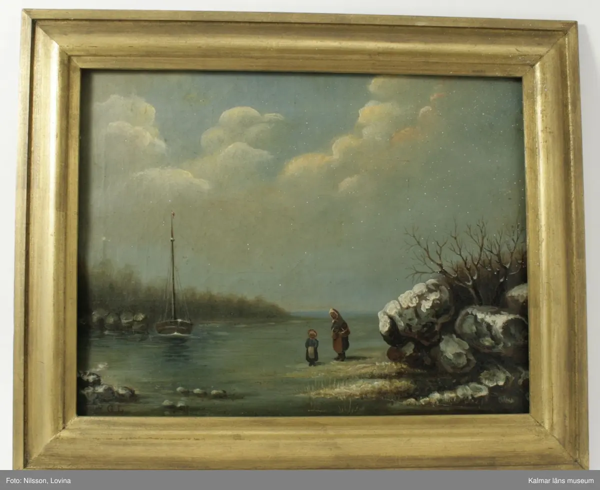 KLM 17114. Oljemålning. Landskap. Oljemålning föreställande ett vinterlandskap med en sjö, en båt och två figurer mot en molnig himmel.  Målningen är inramad i en ram av förgyllt trä.