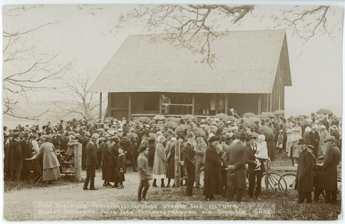 "Docent B. Thordeman från Uppsala talar från Revelsta fataburen", Upplands fornminnesförenings utflykt, Altuna socken Uppland 27 maj 1923