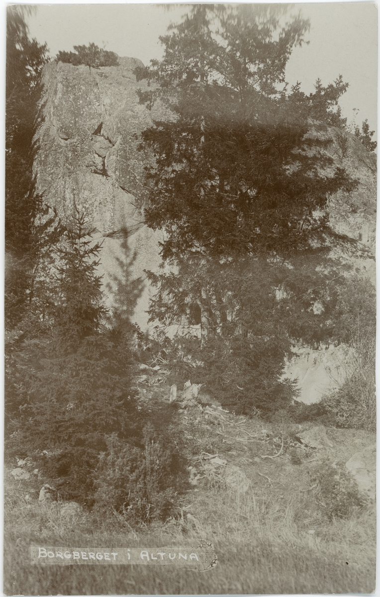 "Västra sidan, stora stupet, av Borgberget i Altuna", Uppland 1923