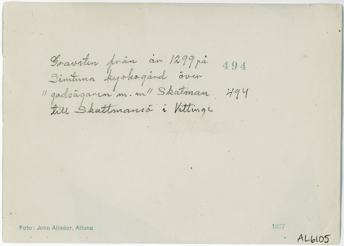 "Gravhäll från 1299 på Simtuna kyrkogård över Skatman till Skattmansö i Vittinge", Simtuna socken, Uppland 1917