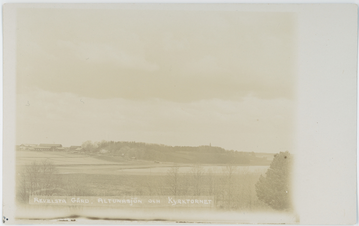 Vy över Revelsta gård, Altunasjön/Revelstasjön och Altuna kyrkas torn, Uppland 1923