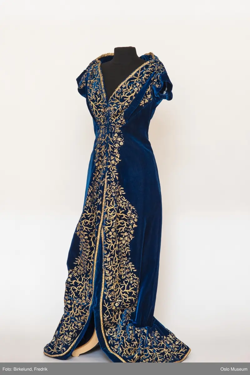 Gallakjolen er av kongeblå silkefløyel med gullbroderier og blått silkefor.