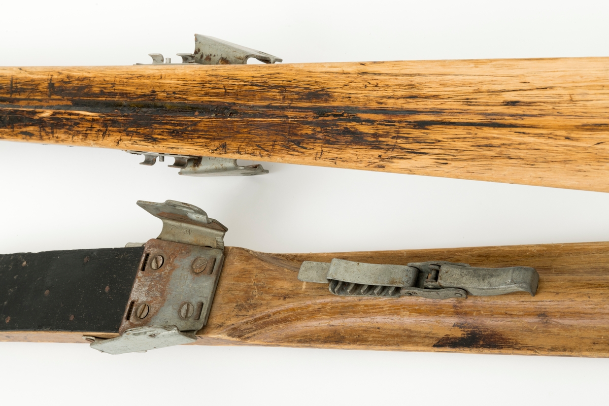 PATENT NO 1, det står også speisfisert hva som er høyre og venstre ski med L - R. Ligner på en KANDAHAR BINDING, mangler wiren til hælfeste. Skiene har en svak kromning foran og bak fotsteget. Tuppen har en svak bøy, tuppene har også det vi kaller "sukkerbittupp" Skiene er også litt oppbygd bak. 
