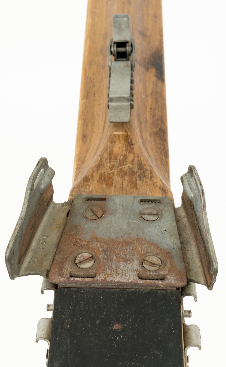 PATENT NO 1, det står også speisfisert hva som er høyre og venstre ski med L - R. Ligner på en KANDAHAR BINDING, mangler wiren til hælfeste. Skiene har en svak kromning foran og bak fotsteget. Tuppen har en svak bøy, tuppene har også det vi kaller "sukkerbittupp" Skiene er også litt oppbygd bak. 
