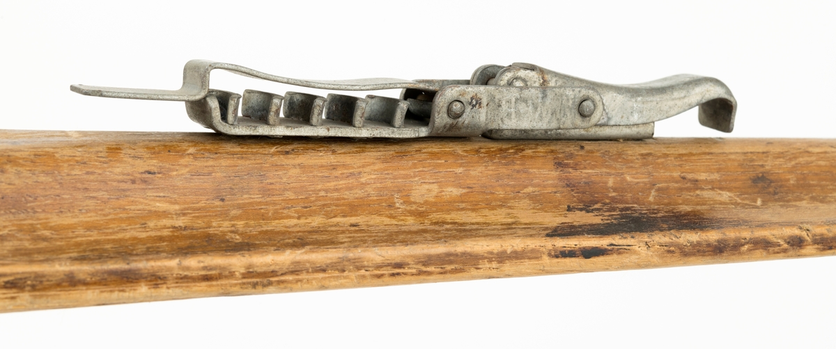 PATENT NO 1, det står også speisfisert hva som er høyre og venstre ski med L - R. Ligner på en KANDAHAR BINDING, mangler wiren til hælfeste. Skiene har en svak kromning foran og bak fotsteget. Tuppen har en svak bøy, tuppene har også det vi kaller "sukkerbittupp" Skiene er også litt oppbygd bak. 
