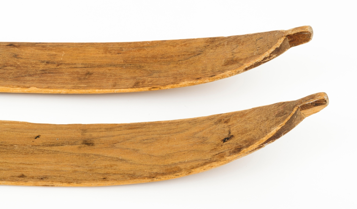 PATENT NO 1, det står også speisfisert hva som er høyre og venstre ski med L - R. Ligner på en KANDAHAR BINDING, mangler wiren til hælfeste. Skiene har en svak kromning foran og bak fotsteget. Tuppen har en svak bøy, tuppene har også det vi kaller "sukkerbittupp" Skiene er også litt oppbygd bak. 

