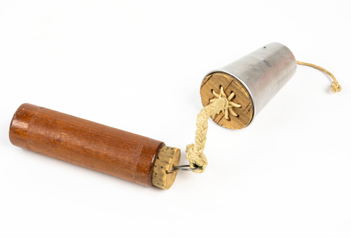 Miniatyrfallskärmar, dokument och läderdetaljer.
Bild 1-3: Träcylinder med korklock sammanlänkad med en metallkopp innehållande en miniatyrfallskärm. Cylindern är fylld med sand.
Bild 4: Träcylinder med korklock, utanpå text enligt Följande: "Minne Från K.S.A.S:s tävlan med mintayrfallskärmar vid Saltsjöbaden den 23 Juli 1920. Denna fallskärm tillhör Löjtnant Thor Thörnblad Strandv 78 Sthlm." 
Bild 5: Annons "Flygafton å Saltsjöbaden", urklippt ur oidentifierad dagstidning.
Bild 6: Etikett för cylinder.
Bild 7-8: Dokument
Bild 9: Läderremmar med präglad text. Tre läderbitar präglade "TRE KRONOR", "MODELL I" och "MODELL II" en rem med texten "Carry here".