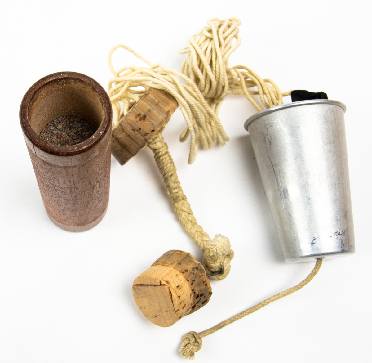 Miniatyrfallskärmar, dokument och läderdetaljer.
Bild 1-3: Träcylinder med korklock sammanlänkad med en metallkopp innehållande en miniatyrfallskärm. Cylindern är fylld med sand.
Bild 4: Träcylinder med korklock, utanpå text enligt Följande: "Minne Från K.S.A.S:s tävlan med mintayrfallskärmar vid Saltsjöbaden den 23 Juli 1920. Denna fallskärm tillhör Löjtnant Thor Thörnblad Strandv 78 Sthlm." 
Bild 5: Annons "Flygafton å Saltsjöbaden", urklippt ur oidentifierad dagstidning.
Bild 6: Etikett för cylinder.
Bild 7-8: Dokument
Bild 9: Läderremmar med präglad text. Tre läderbitar präglade "TRE KRONOR", "MODELL I" och "MODELL II" en rem med texten "Carry here".