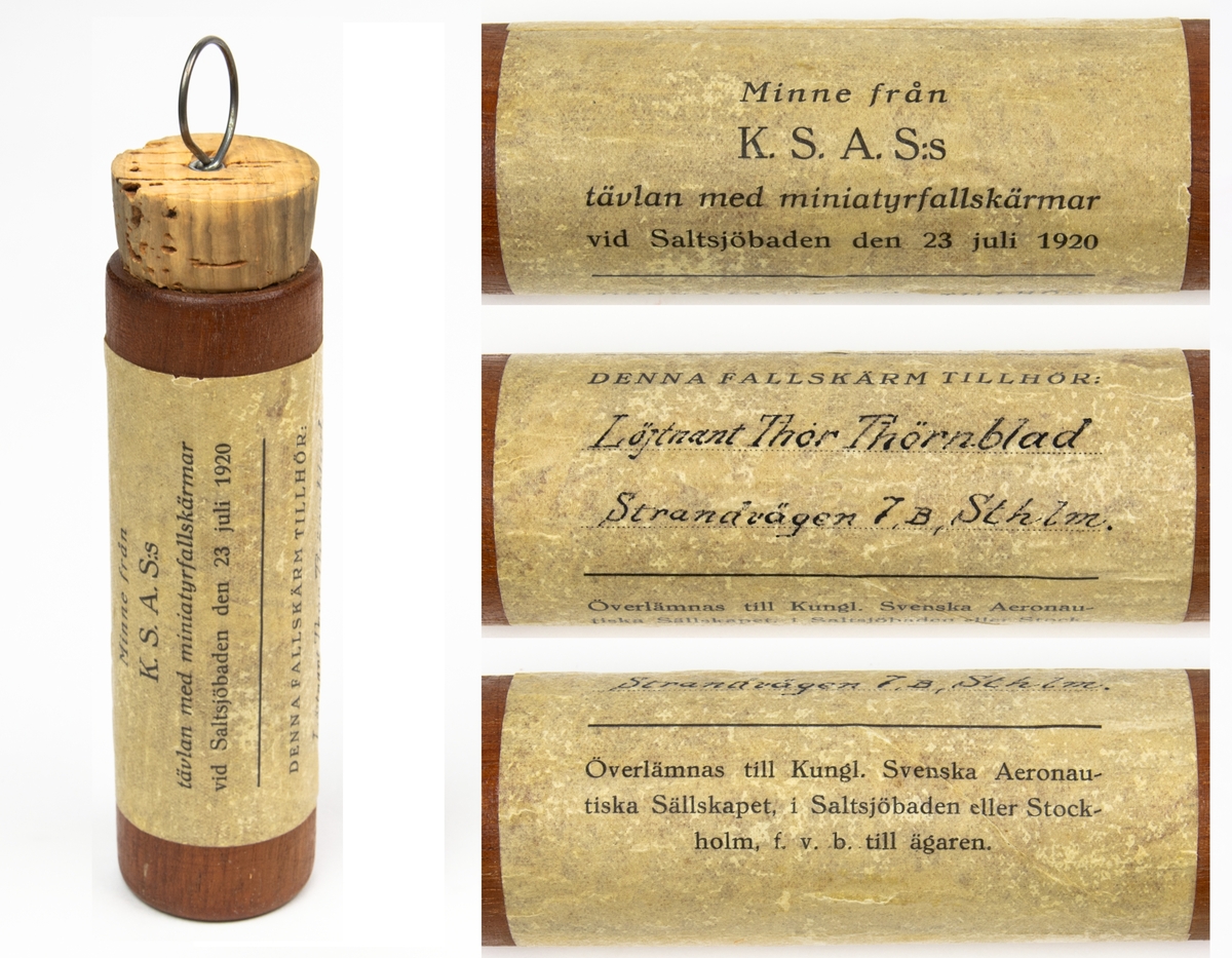 Miniatyrfallskärmar, dokument och läderdetaljer.
Bild 1-3: Träcylinder med korklock sammanlänkad med en metallkopp innehållande en miniatyrfallskärm. Cylindern är fylld med sand.
Bild 4: Träcylinder med korklock, utanpå text enligt Följande: "Minne Från K.S.A.S:s tävlan med mintayrfallskärmar vid Saltsjöbaden den 23 Juli 1920. Denna fallskärm tillhör Löjtnant Thor Thörnblad Strandv 78 Sthlm." 
Bild 5: Annons "Flygafton å Saltsjöbaden", urklippt ur oidentifierad dagstidning.
Bild 6: Etikett för cylinder.
Bild 7-8: Dokument
Bild 9: Läderremmar med präglad text. Tre läderbitar präglade "TRE KRONOR", "MODELL I" och "MODELL II" en rem med texten "Carry here".