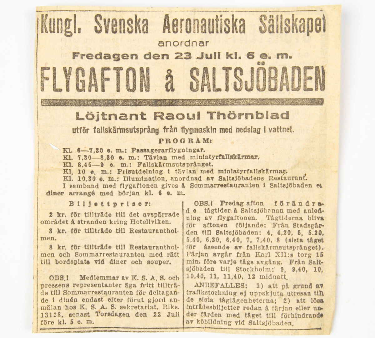Miniatyrfallskärmar, dokument och läderdetaljer.
Bild 1-3: Träcylinder med korklock sammanlänkad med en metallkopp innehållande en miniatyrfallskärm. Cylindern är fylld med sand.
Bild 4: Träcylinder med korklock, utanpå text enligt Följande: "Minne Från K.S.A.S:s tävlan med mintayrfallskärmar vid Saltsjöbaden den 23 Juli 1920. Denna fallskärm tillhör Löjtnant Thor Thörnblad Strandv 78 Sthlm." 
Bild 5: Annons "Flygafton å Saltsjöbaden", urklippt ur oidentifierad dagstidning.
Bild 6: Etikett för cylinder.
Bild 7-8: Dokument
Bild 9: Läderremmar med präglad text. Tre läderbitar präglade "TRE KRONOR", "MODELL I" och "MODELL II" en rem med texten "Carry here".