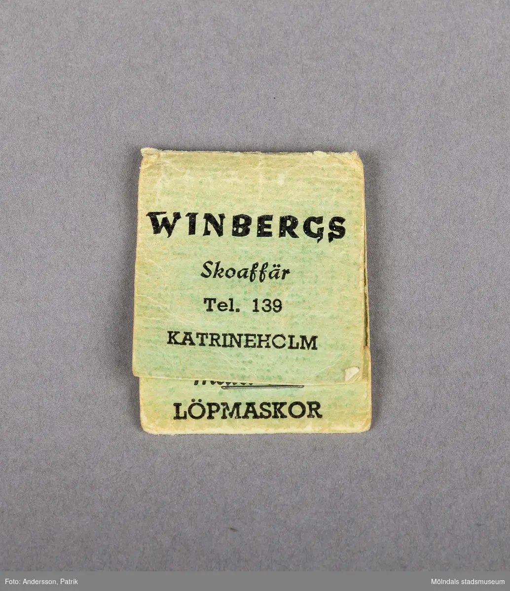 Ett litet grönt häfte i papp. Häftet innehåller fem stickor med ett medel mot löpmaskor. På häftets framsida står det Winbergs med stora svarta bokstäver. Längst ned står det Katrineholm. Texten löpmaskor finns längst ned på häftet. På baksidan finns texten med: Kvalitetes-skon och strumpan finner ni alltid hos Winbergs.
Inuti häftet finns en Bruksanvisningsom lyder:
När en maska löper fuktar man spetsen av denna sticka, trycker den lätt i början och slutet av löpmaskan ett par gånger, varefter man låter det torka. Maskan fäster då effektivt och kan ej löpa vidare. Strumpan skadas inte kan med lätthet uppmaskas.
Nylonssrumpor började tillverkas 1939 i Europa. I Sverige påbörjades tillverkningen på Malmö Strumpfabrik år 1945. Fram till 1960 hade strumporna söm. 
Eftersom nylonstrumpor är känsliga och tunna uppstår lätt maskor som repar upp sig. Därav medlet mot löpmaskor.
