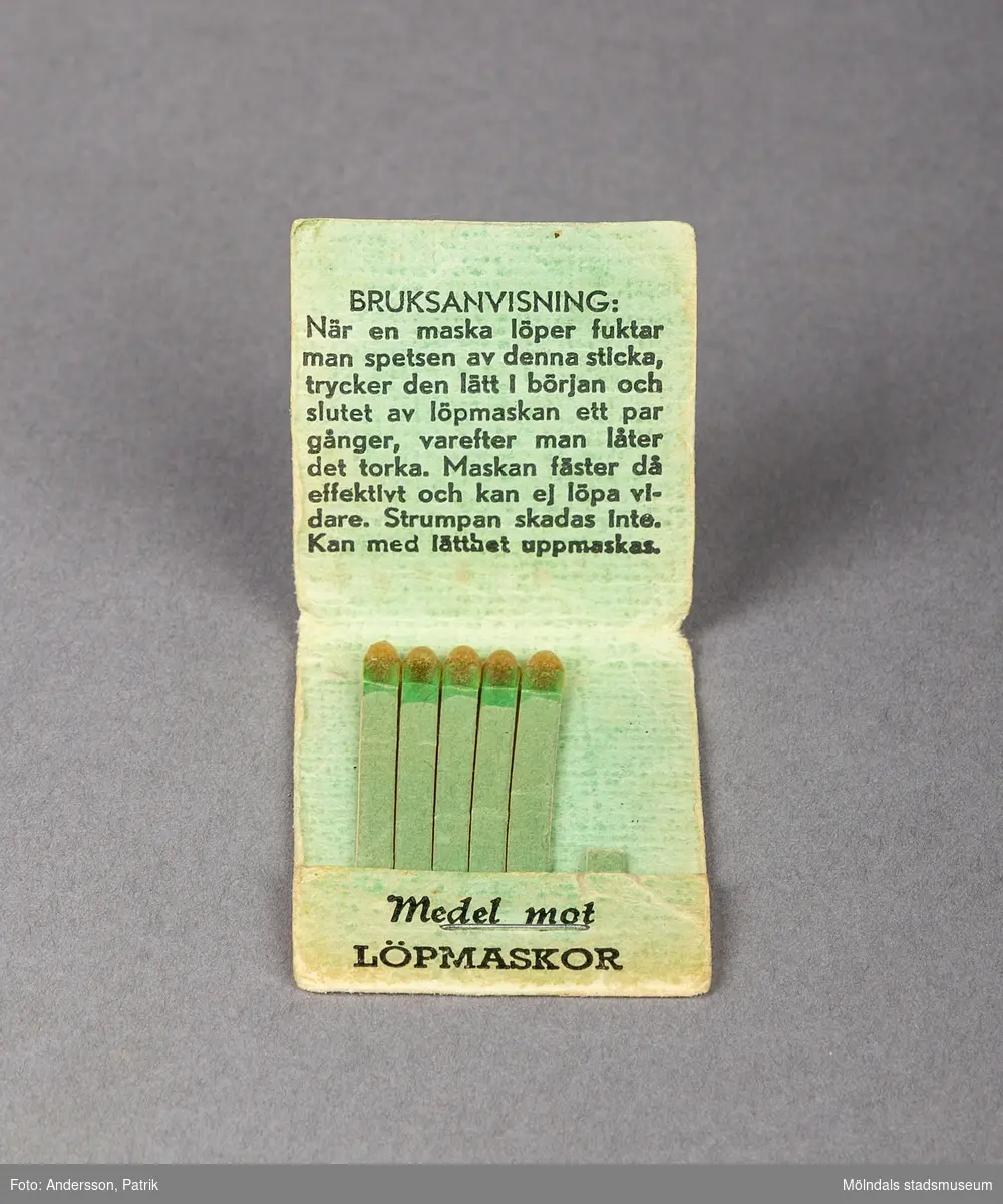 Ett litet grönt häfte i papp. Häftet innehåller fem stickor med ett medel mot löpmaskor. På häftets framsida står det Winbergs med stora svarta bokstäver. Längst ned står det Katrineholm. Texten löpmaskor finns längst ned på häftet. På baksidan finns texten med: Kvalitetes-skon och strumpan finner ni alltid hos Winbergs.
Inuti häftet finns en Bruksanvisningsom lyder:
När en maska löper fuktar man spetsen av denna sticka, trycker den lätt i början och slutet av löpmaskan ett par gånger, varefter man låter det torka. Maskan fäster då effektivt och kan ej löpa vidare. Strumpan skadas inte kan med lätthet uppmaskas.
Nylonssrumpor började tillverkas 1939 i Europa. I Sverige påbörjades tillverkningen på Malmö Strumpfabrik år 1945. Fram till 1960 hade strumporna söm. 
Eftersom nylonstrumpor är känsliga och tunna uppstår lätt maskor som repar upp sig. Därav medlet mot löpmaskor.