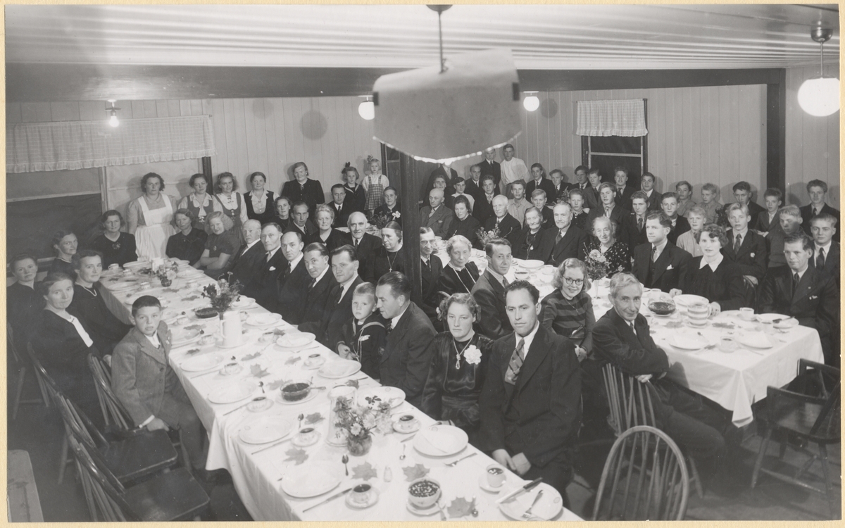 Falstad skolehjems høstfest i 1944. På venstre side av bildet sitter ansatte og deres familier, på høyre side 26 elever på skolehjemmet. Følgende personer er identifisert: Venstre bord, venstre side: Nærmest sitter Tore Falstad (f. 1934). Helt til venstre sitter Astrid (Bjørgum) Falstad (f. 1906). På høyre side av samme bord, forfra sitter Einar Singstad (f. 1910), Aagot (Westrum) Singstad (f. 1917), Birger Falstad (f. 1899) og sønnen Knut Falstad (f. 1930). Midtre bord, venstre side: Nærmest sitter Ralph Tambs Lyche (f. 1890, falstadfange). På høyre side av bordet, nr. 3 fra høyre, er Carl Viggo Lange (f. 1904, falstadfange). Ved enden av dette bordet sitter skolehjemsbestyrer Hans Harstad (f. 1902). Med på bildet er også Oddmund Berg, Martin Nordholmen, Ulf Hanssen og Brynhild (Hanssen) Harstad.