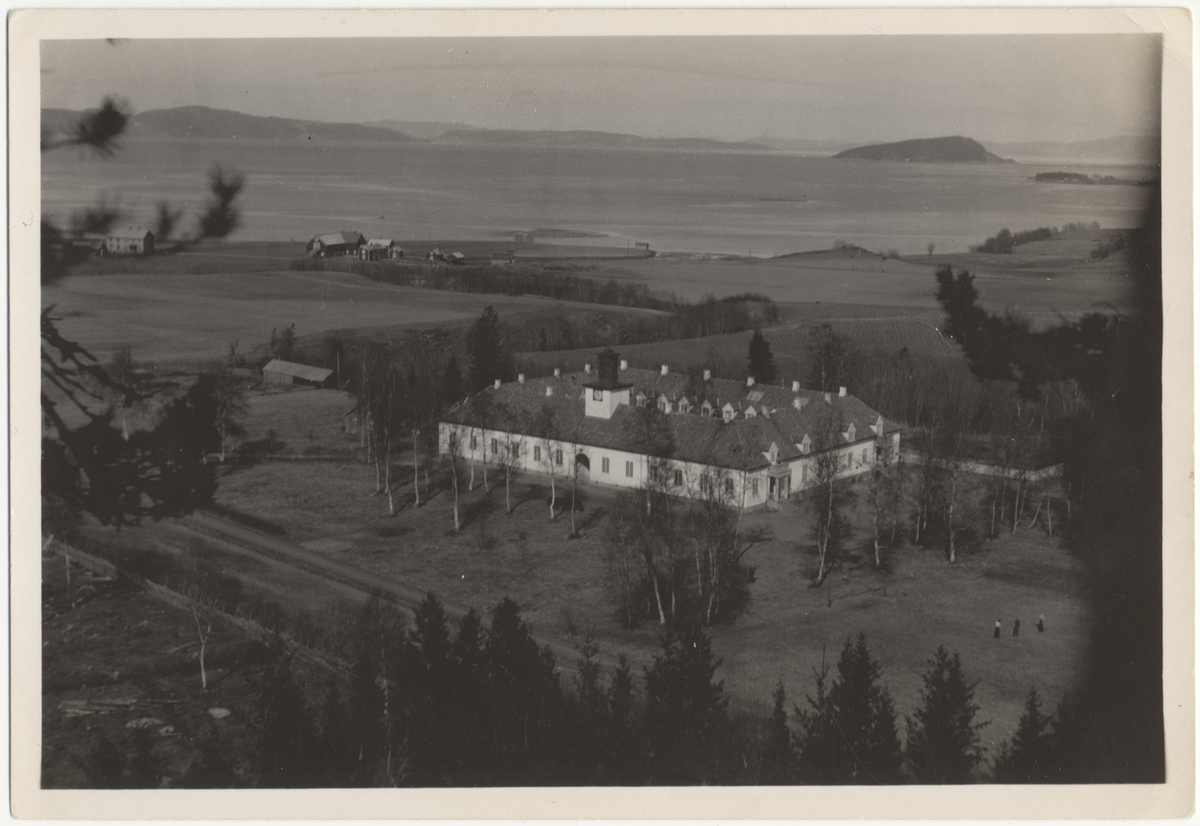 Oversikt over murbygningen (særavdelingen) på Falstad skolehjem på Ekne på 1930-tallet. Bygningen ble i 1941 beslaglagt av det tyske sikkerhetspolitiet og tatt i bruk som Falstad fangeleir.