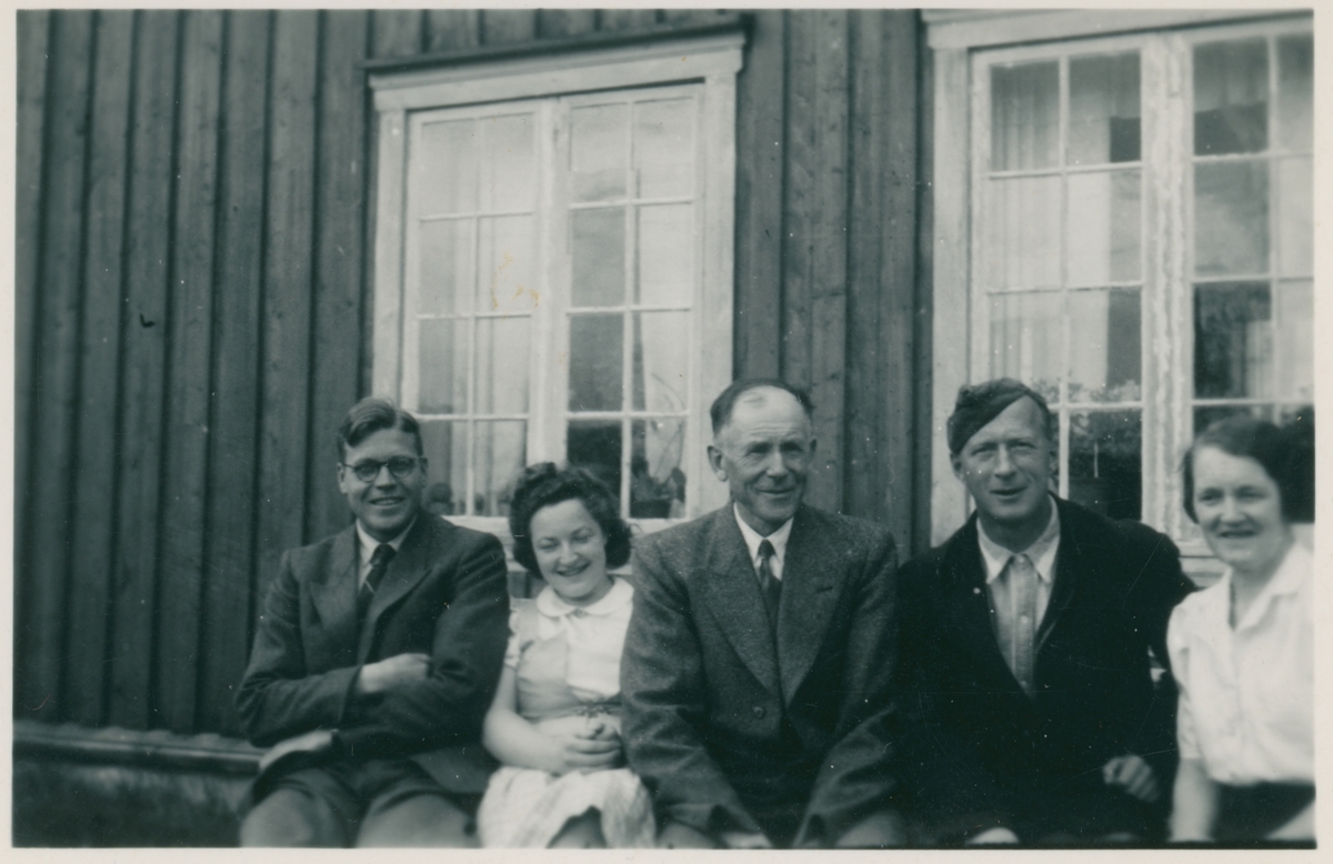 Fra venstre: Johannes Hoseth (f. 1910), Svanhild Vodal (f. 1920, g. Hoseth), Konrad Vodahl (f. 1883), Harald Smedal (f. 1899) og Bothild Vodahl (f. 1892). Familien Vodal/Vodahl bodde på Uthaugan på Ekne, ikke langt fra Falstad fangeleir. Johannes Hoseth og Harald Smedal var fanger på Falstad i flere perioder fra 1942. Johannes Hoseth og Svanhild Vodal ble gift i 1948.