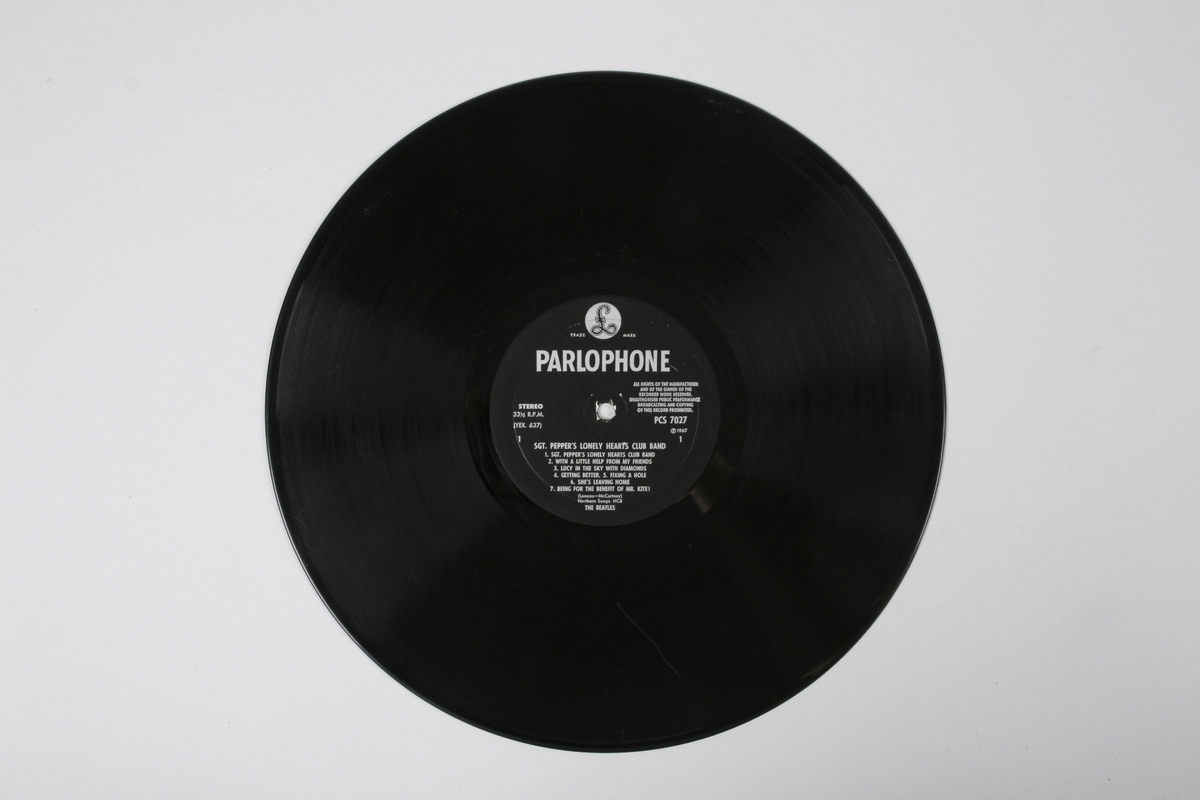 Grammofonplate med cover av papp. Inneholder plate, papirlomme, ark og plastikklomme. 