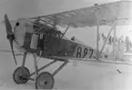 Flygplan SW 15 Lotterijagaren märkt nummer 827 på flygfältet på Malmen, vintertid, 1918.