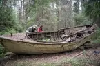 Förfallet vrak av baltisk flyktbåt i skogen på Järflotta. År 1943 användes båten av en grupp på fem för att fly från det Nargö och det ockuperade Estland till Sverige.