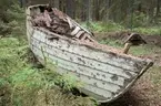 Förfallet vrak av baltisk flyktbåt i skogen på Järflotta. År 1943 användes båten av en grupp på fem för att fly från det Nargö och det ockuperade Estland till Sverige.