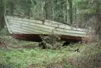 Förfallet vrak av baltisk flyktbåt i skogen på Järflotta. År 1943 användes båten av en grupp på fem för att fly från det Nargö och det ockuperade Estland till Sverige.