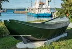 Båt i metall som användes som flyktbåt från Baltikum under andra världskriget. Idag är den installerad som monument vid Slite Sjöfartsmuseum.