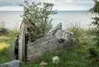 Båtvrak på stranden i Vikstadar som kan ha varit en livbåt som flutit i land 1944. I lokal hörsägen har båten antagits vara en baltisk flyktbåt.