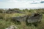 Vrak av Baltisk flyktbåt, eventuellt evakueringsbåt, på stranden i Tubod, Gotland.