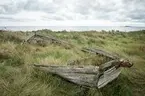 Vrak av Baltisk flyktbåt, eventuellt evakueringsbåt, på stranden i Tubod, Gotland.