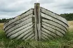 Vrak av Baltisk flyktbåt, eventuellt evakueringsbåt, på stranden i Tubod, Gotland.