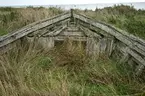 Vrak av Baltisk flyktbåt, eventuellt evakueringsbåt, på stranden i Tubod, Gotland.