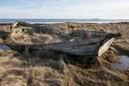 Vrak av Baltisk flyktbåt, eventuellt evakueringsbåt, på stranden i Tubod, Gotland.