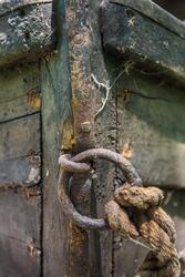 Båt i trä med åror som kan ha använts som flyktbåt undan det