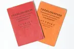Främlingspass från1940-talet, ett orange och ett rött. Dessa pass innehades av flyktingar från Estland som kommit till Sverige år 1944.