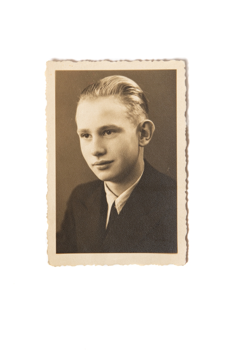 Fotografi föreställande Vello Noodapera vid 15 års ålder år 1943. Fotografiet medtogs när Vello i september 1944 flydde till Sverige från Pärnu, Estland.