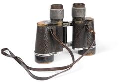 Kikare som togs med på flykt från Estland till Sverige år 1944. Ägaren Max Zastrov använde kikaren i sitt intresse för fågelskådning. Av märket Carl Zeiss, Delactis 8X40 som såldes 1921-1936.