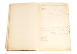 Gästbok som togs med på flykt från Lettland till Sverige år 