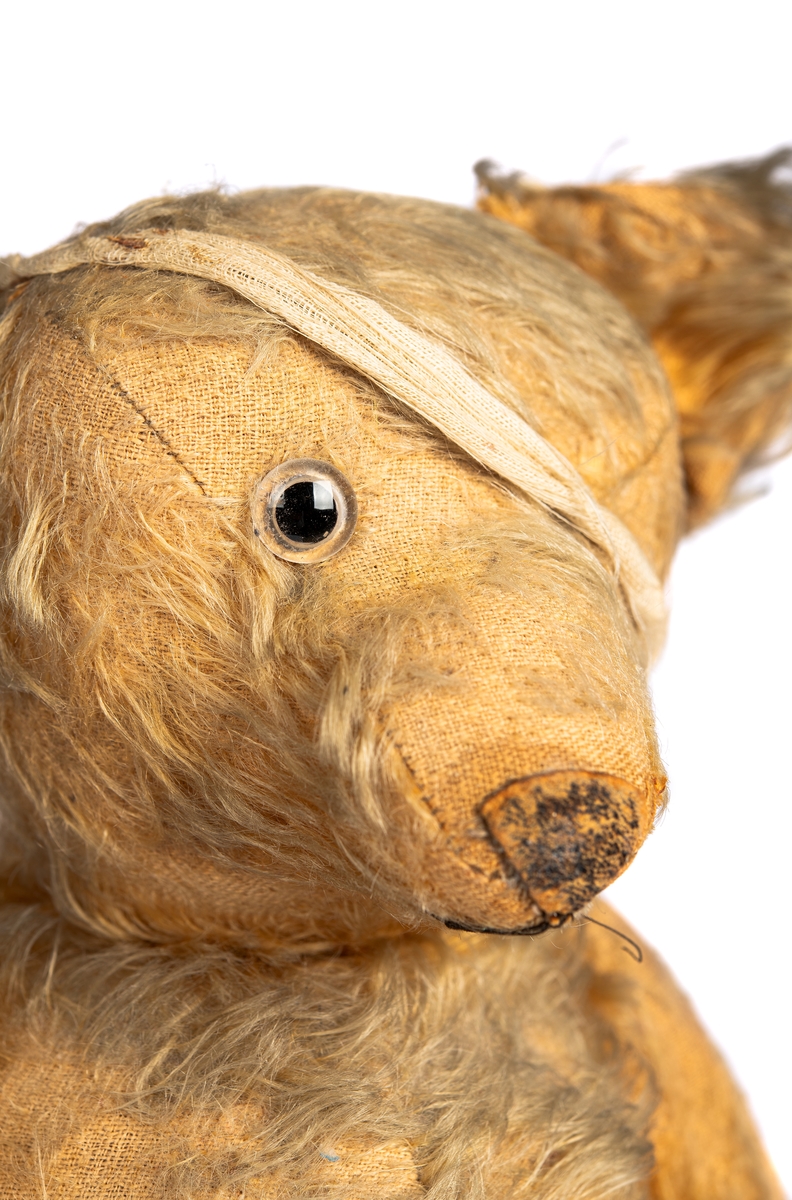 Nalle, sliten. Togs med av en åttaårig flicka på flykt från Estland till Sverige år 1944.
