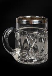 Ölglas. Togs med på flykt från Estland till Sverige år 1944.