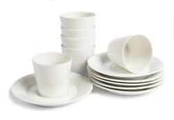 Vita porslinskoppar utan öra och fat som togs med på flykt f