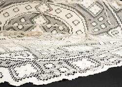 Virkad vit duk. Togs med på flykt från Estland till Sverige 