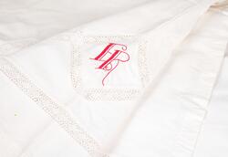 Lakan broderat med initialerna E.R. Togs med på flykt från N