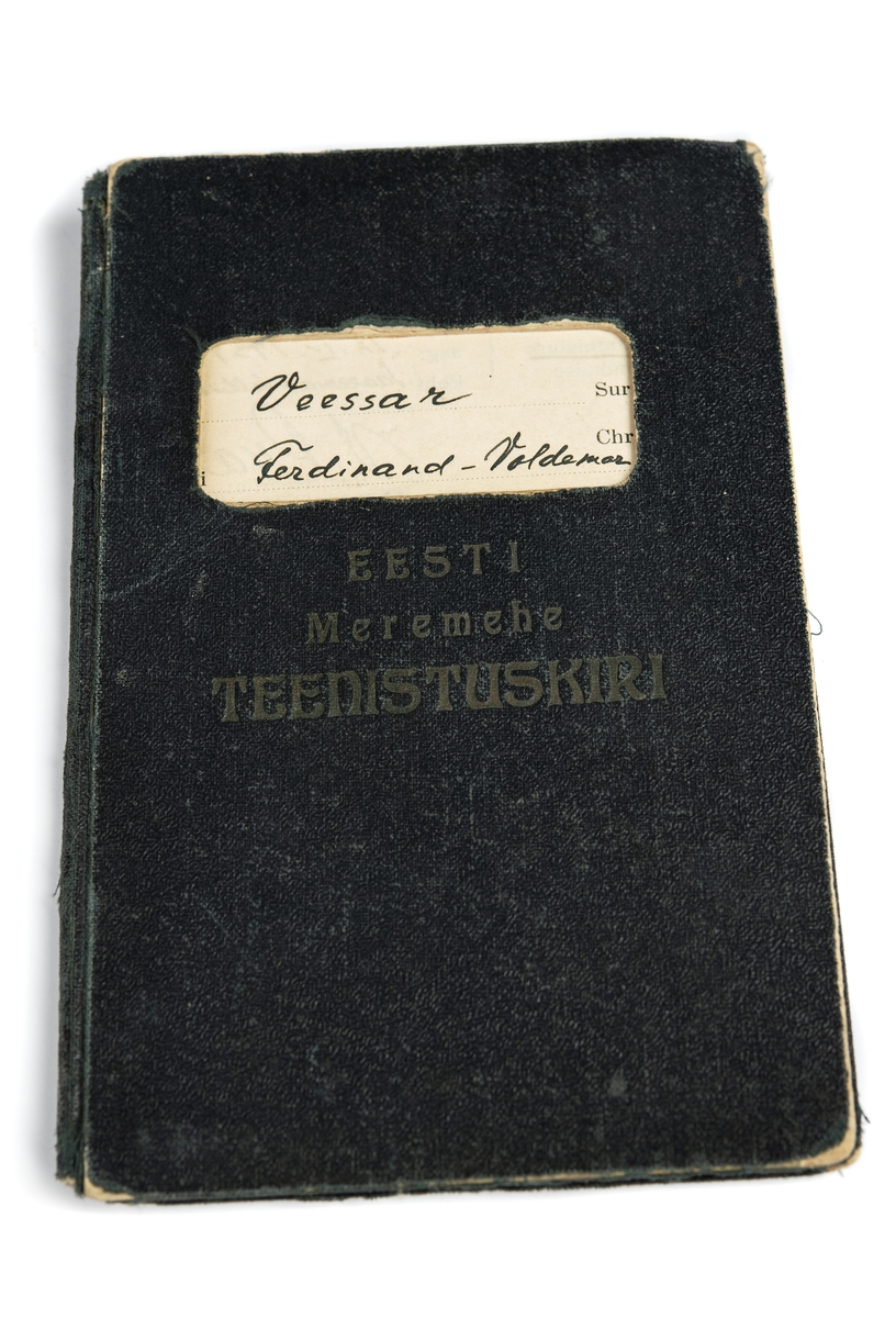 Estnisk sjöfartsbok, 1930- och 1940-tal. Tillhörde Ferdinand Weesar som flydde från Estland till Sverige i september år 1944. 
Korg. Togs med på flykt från Ormsö, Estland till Sverige år 1943. 
