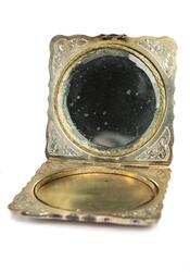 Spegeldosa som togs med av 24-åriga Valentina Dabre på flykt