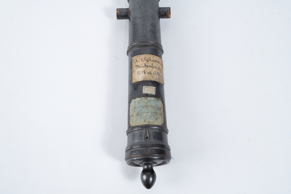 Eldrör sjökanon av Titl Reichenbach, år 1708 - 1733. Modell av trä.
