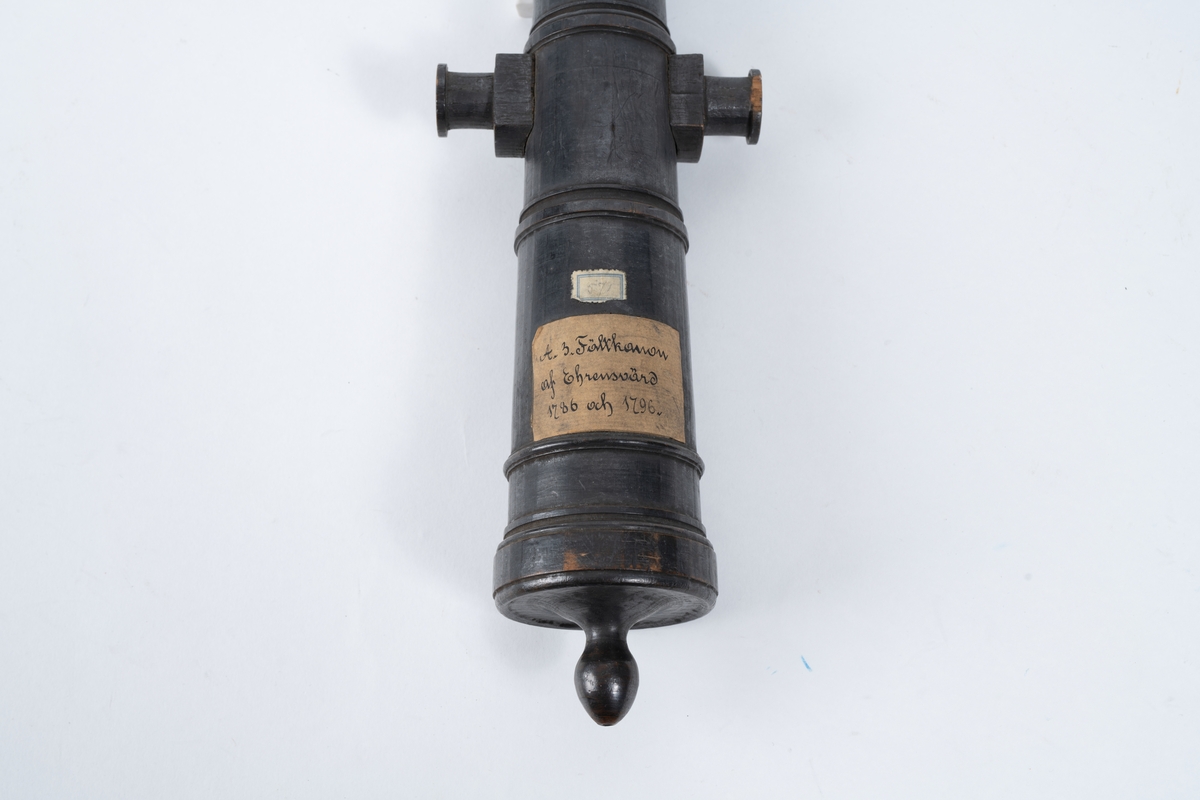 Eldrör, fältkanon av Titl Ehrensvärd, år 1768 - 1796. Modell av trä.